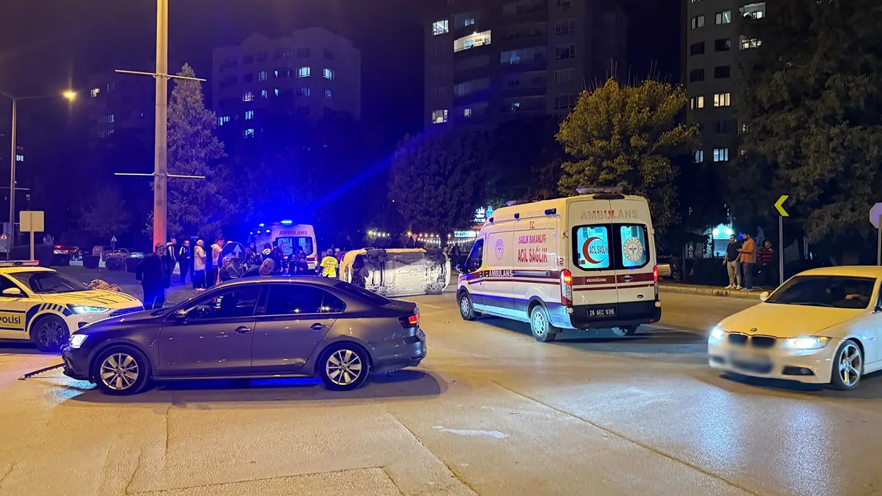 Eskişehir İki Otomobil Çarpıştı Kazanın Etkisiyle Araç Yan Yattı2 Istikbalgazetesi