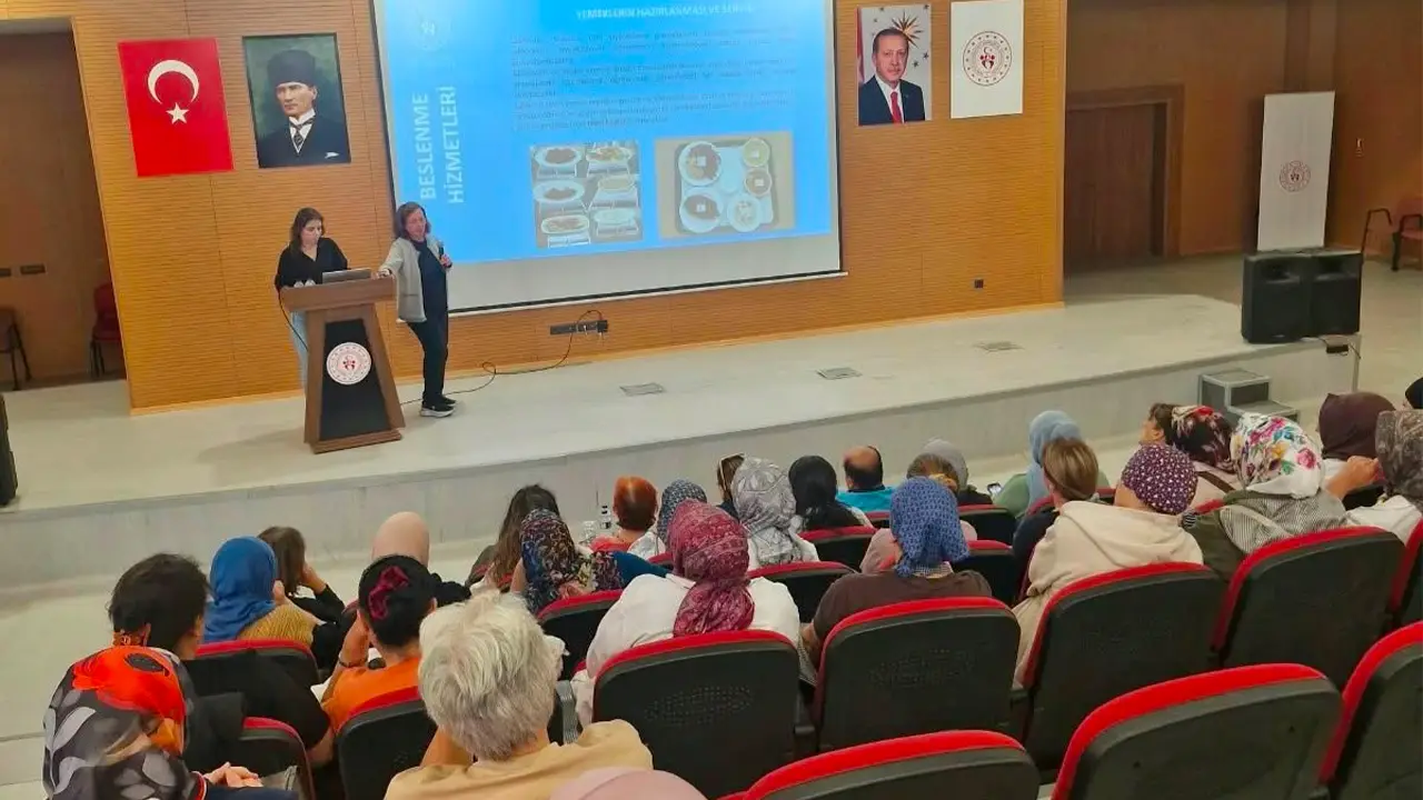 Eskişehir Yurtlarında Personellere Güvenli Beslenme Eğitimi Verildi2 Istikbalgazetesi