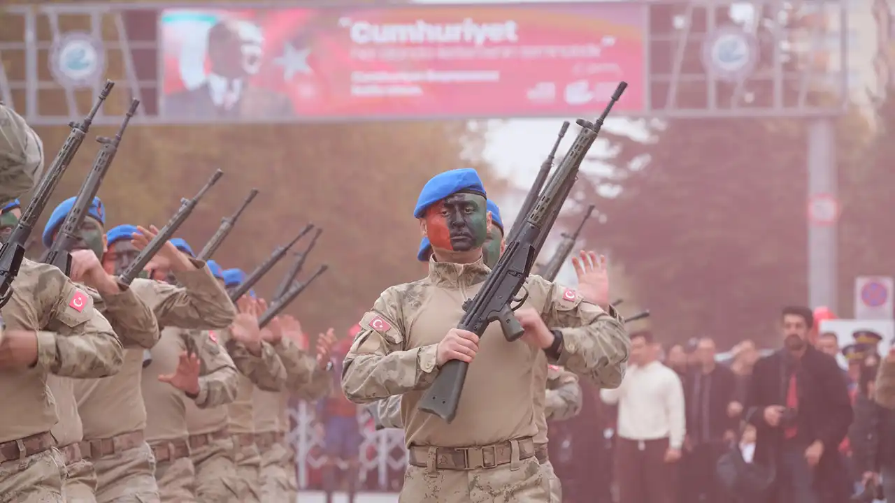 Eskişehir’de Atatürk Bulvarı Kırmızı Beyaza Büründü! 29 Ekim’de Gurur Dolu Anlar Istikbalgazetesi-6