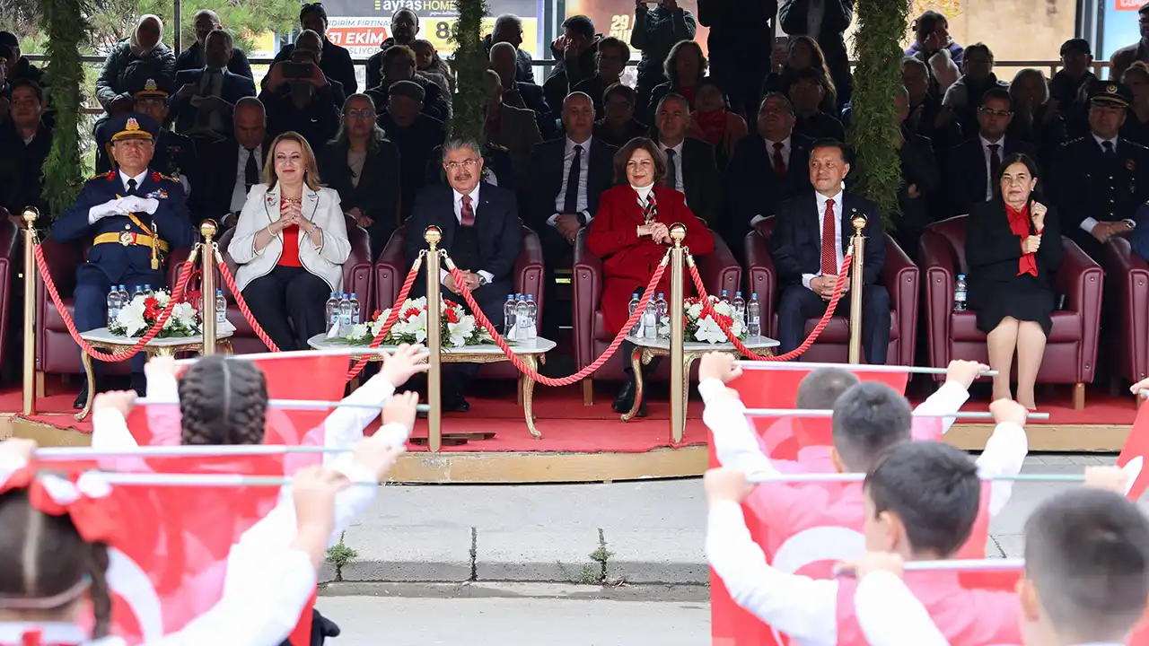 Eskişehir’de Atatürk Bulvarı Kırmızı Beyaza Büründü! 29 Ekim’de Gurur Dolu Anlar Istikbalgazetesi