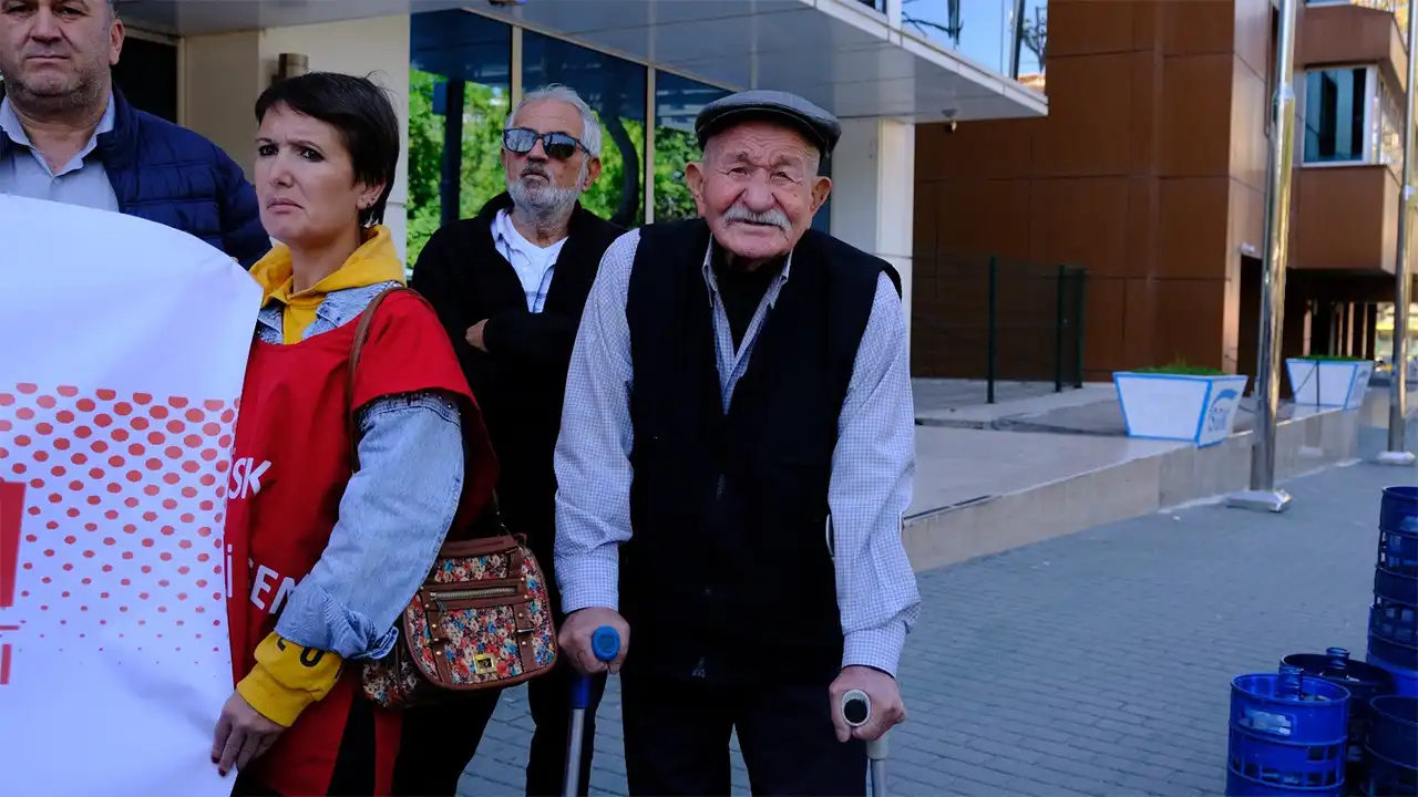 Eskişehir’de Bastonuyla Emekli Eyleminde Yaşamak Değil Bu, Sürünüyorum Istikbalgazetesi-1