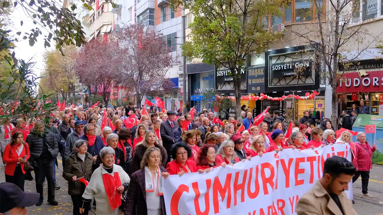 Eskişehir’de Cumhuriyet Coşkusu Binlerce Kişi Vilayet Meydanı'na Yürüdü Istikbalgazetesi-2