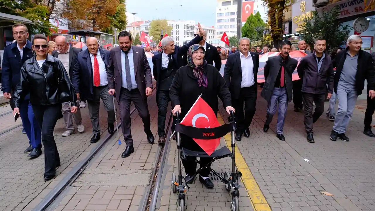 Eskişehir’de Cumhuriyet Coşkusu Binlerce Kişi Vilayet Meydanı'na Yürüdü Istikbalgazetesi
