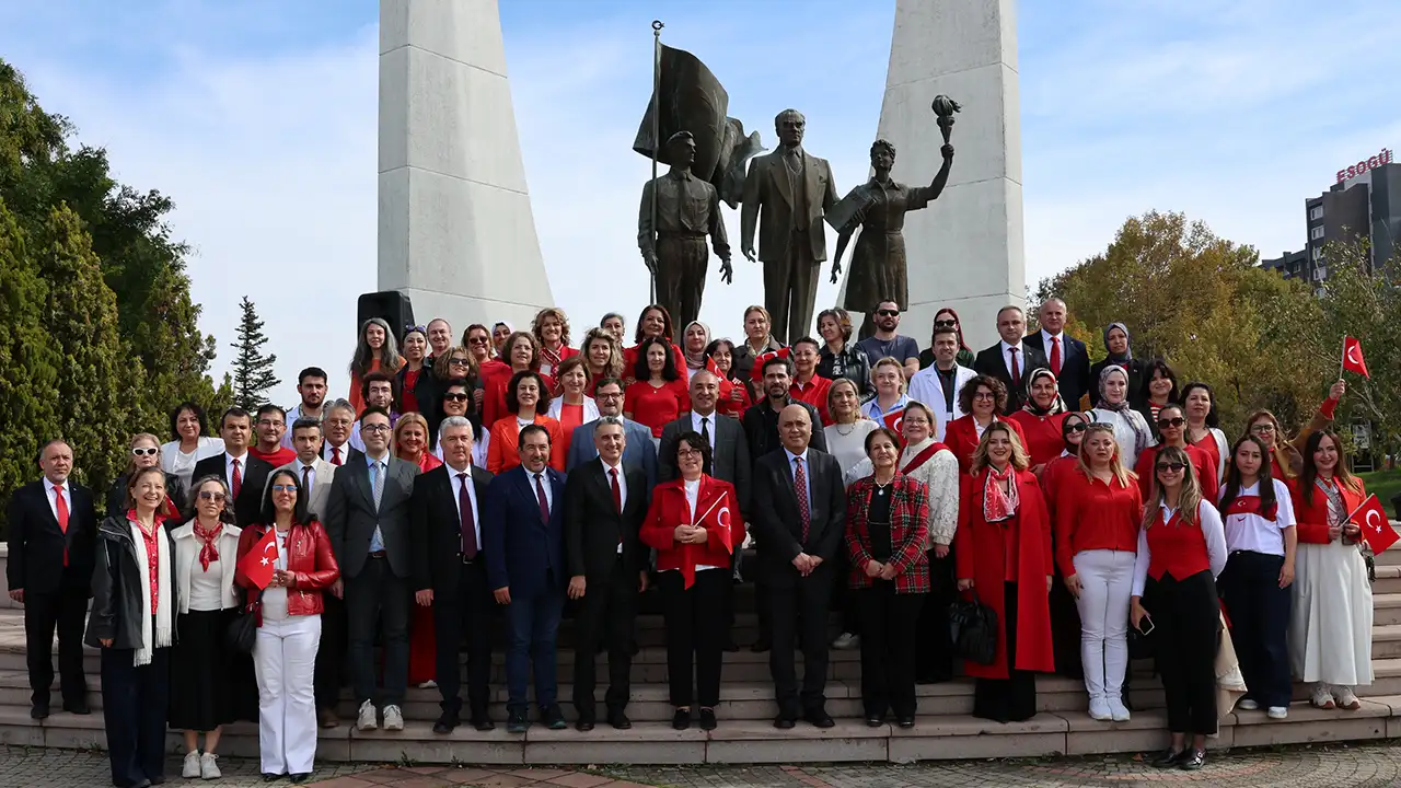 Eskişehir'de Cumhuriyet coşkusu! ESOGÜ'de dev Türk bayrağıyla yürüdüler