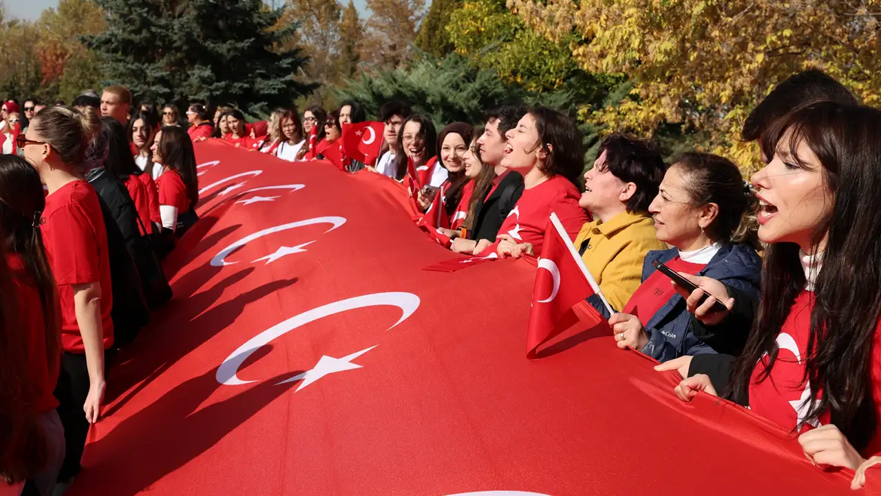 Eskişehir'de Cumhuriyet Coşkusu! Esogü'de Dev Türk Bayrağıyla Yürüdüler Istikbalgazetesi