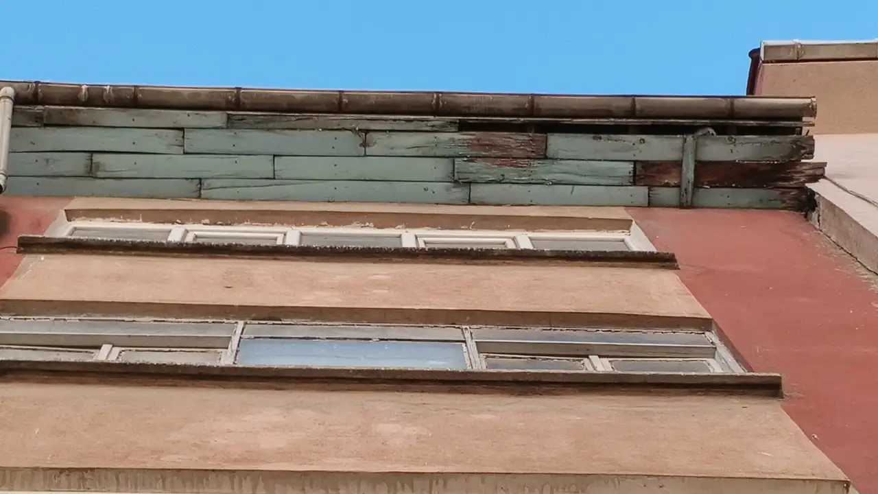 Eskişehir’de Eski Bina Alarm Veriyor! Balkon Ve Çatıdaki Hasar Korkutuyor Istikbalgazetesi-1