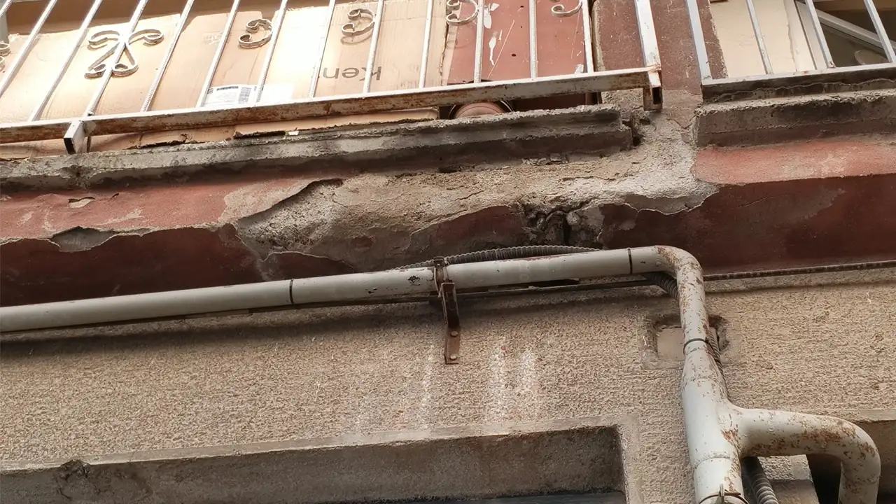 Eskişehir’de Eski Bina Alarm Veriyor! Balkon Ve Çatıdaki Hasar Korkutuyor Istikbalgazetesi