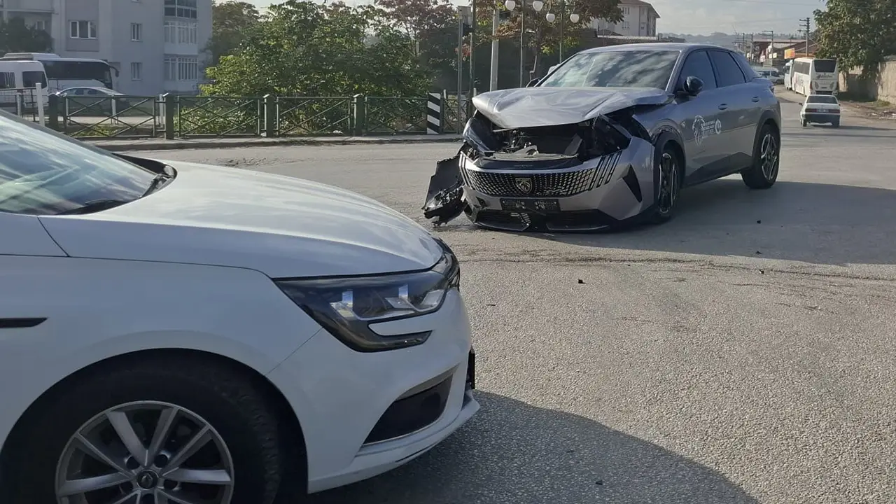 Eskişehir'de Iki Sokak Kesişiminde Şiddetli Çarpışma2 Istikbalgazetesi