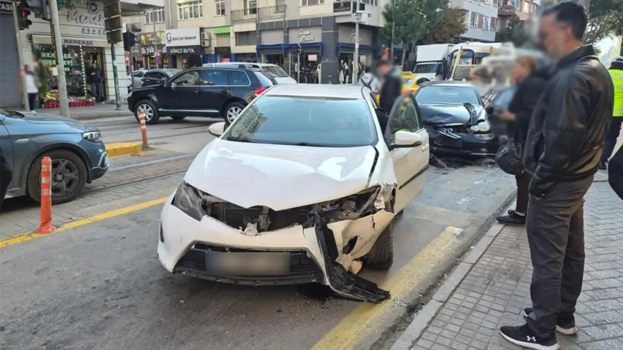 Eskişehir’de Korkutan Trafik Kazası! Tramvay Seferlerini Aksadı Istikbalgazetesi-1