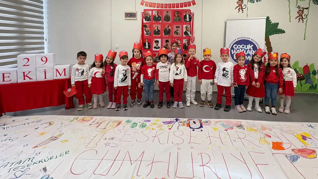 Eskişehir’de Miniklerden 26 Metrelik Cumhuriyet Tuvali! Istikbalgazetesi