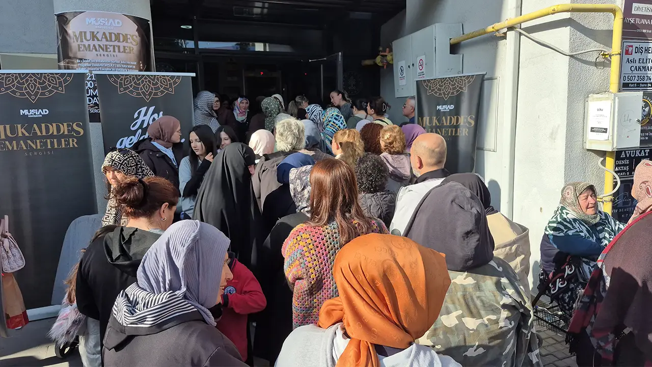 Eskişehir’de Mukaddes Emanetler Sergisi’ne Yoğun Ilgi Metrelerce Kuyruk Oluştu2 Istikbalgazetesi