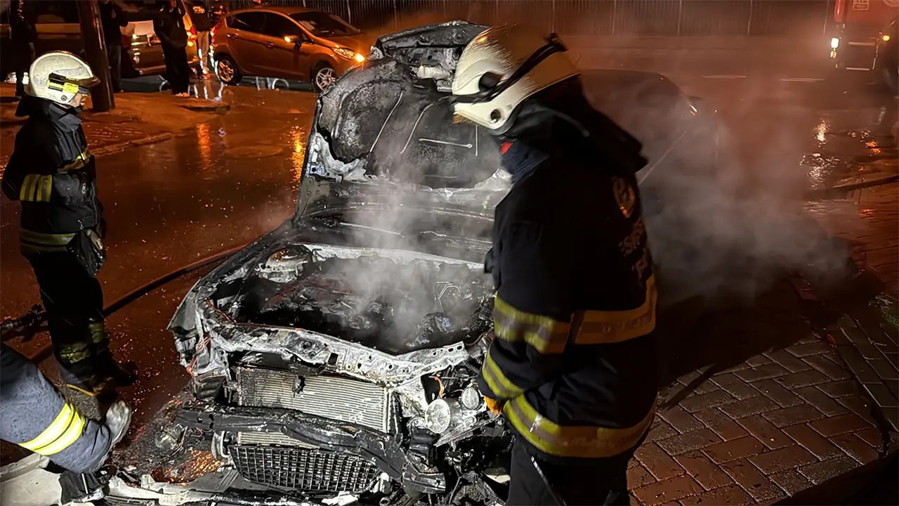 Eskişehir'de Otomobili Alev Alev Yandı, Sürücü Sigara Içerek Izledi Istikbalgazetesi