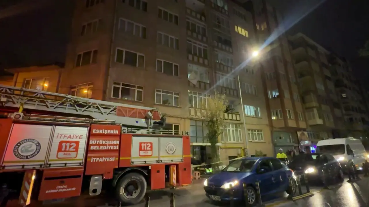 Eskişehir'de Pencereye Çıkan Yaşlı Adam Itfaiye Ekiplerince Ikna Edildi2 Istikbalgazetesi