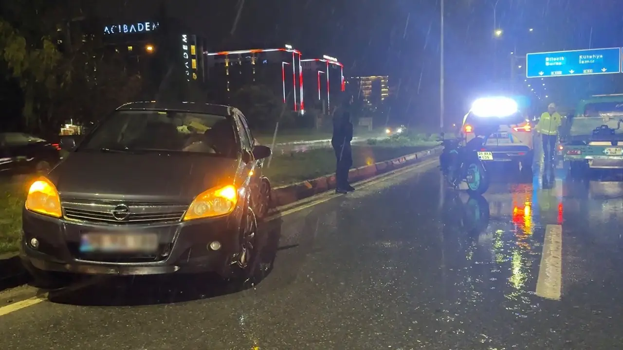 Eskişehir'de Sağanak Sonrası Kaza! Otomobil Refüje Çıktı, Motosiklet Parçalandı Istikbalgazetesi