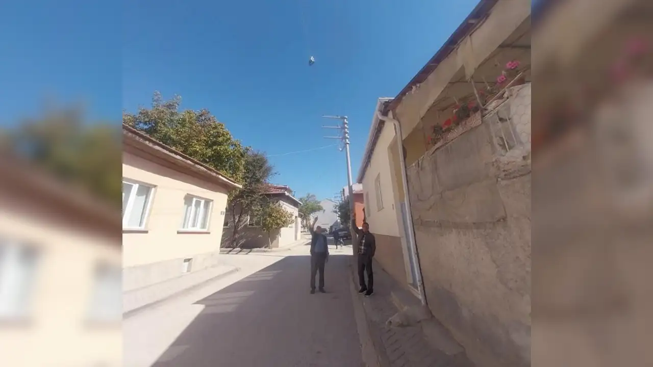 Eskişehir’de Sokaktaki Gizem Çözülemiyor! Elektrik Tellerindeki Botlar Yıllardır Orada Istikbalgazetesi-1