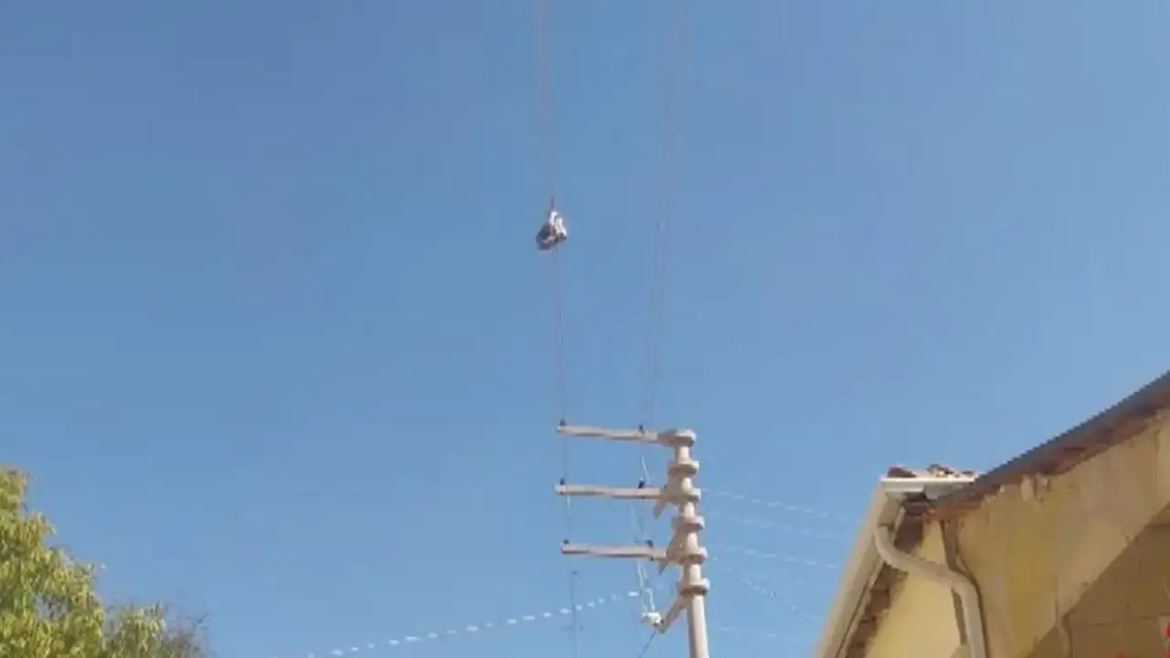 Eskişehir’de sokaktaki gizem çözülemiyor! Elektrik tellerindeki botlar yıllardır orada