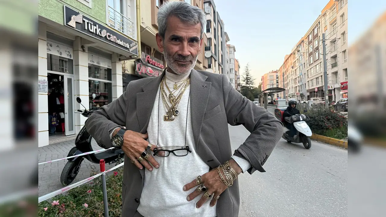 Eskişehir’in 'Barış Manço'su Her Gün 1 Kilogram Takıyla Sokağa Çıkıyor2 Istikbalgazetesi