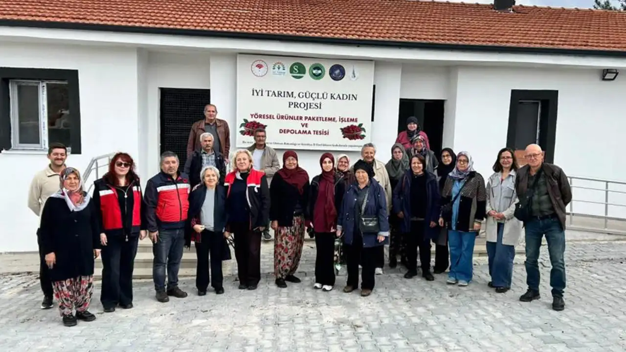 Eskişehirli Kadın Çiftçiler Kütahya’da Kuşburnu Ve Ahududu Üretimini Inceledi Istikbalgazetesi