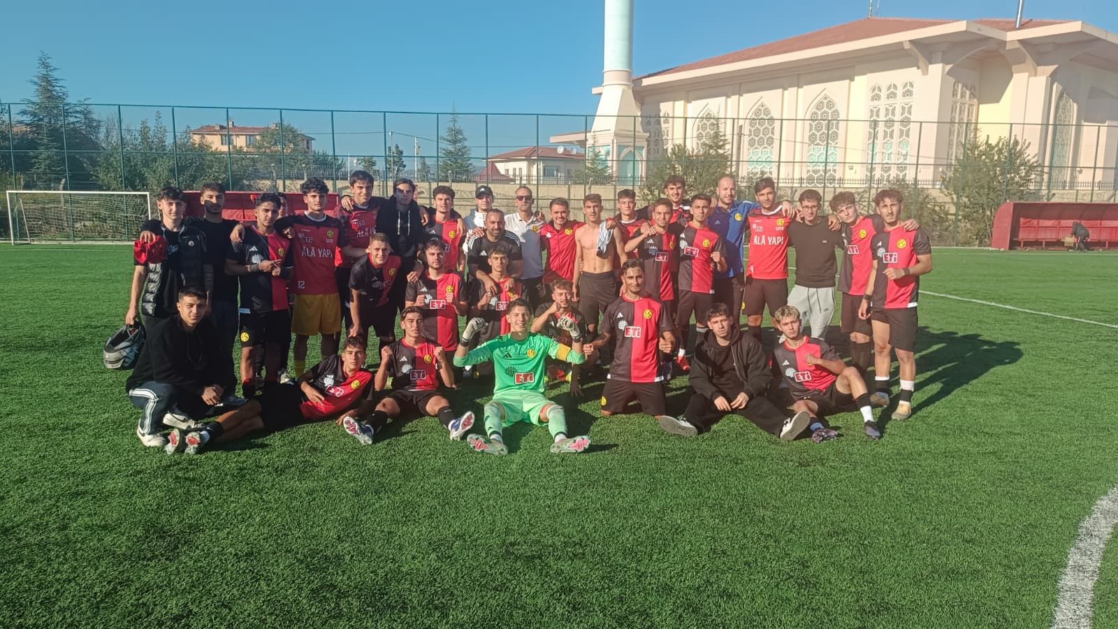 Eskişehirspor'un gençleri zirveye koşuyor