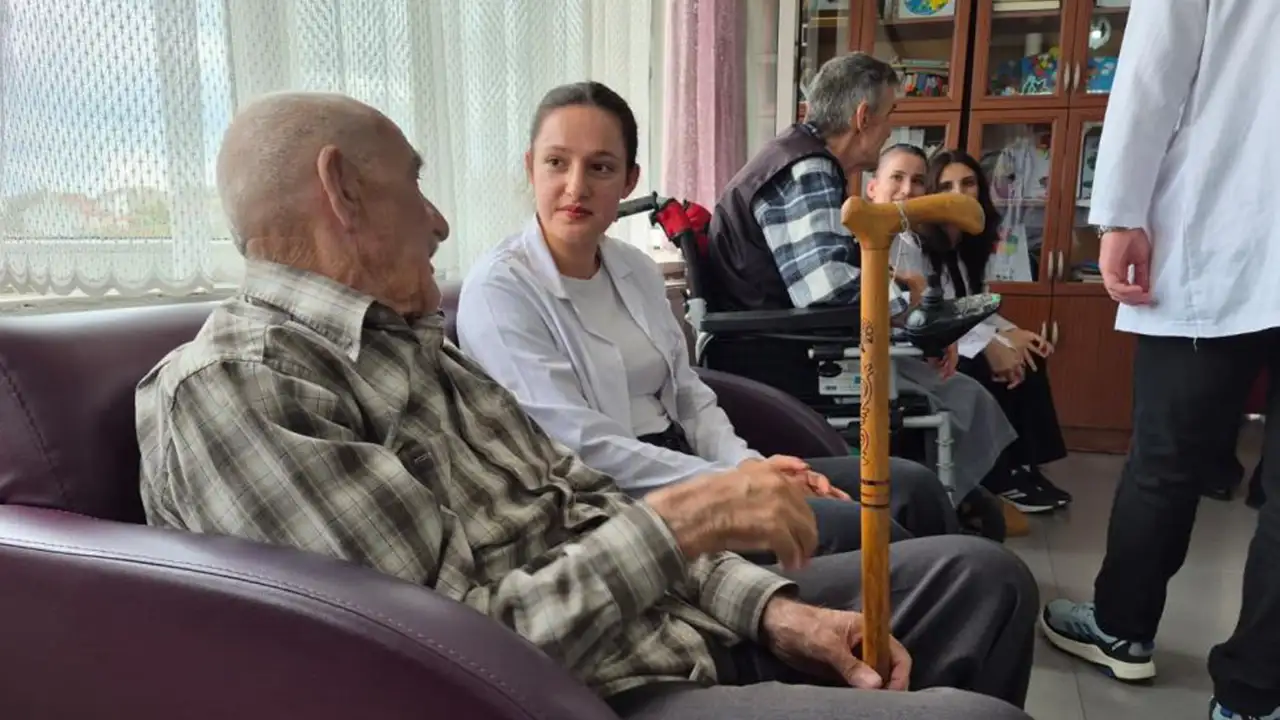 Esogü Öğrencilerinden Eskişehir'de Huzurevi Sakinlerinin Yüzünü Güldüren Etkinlik Istikbalgazetesi-2